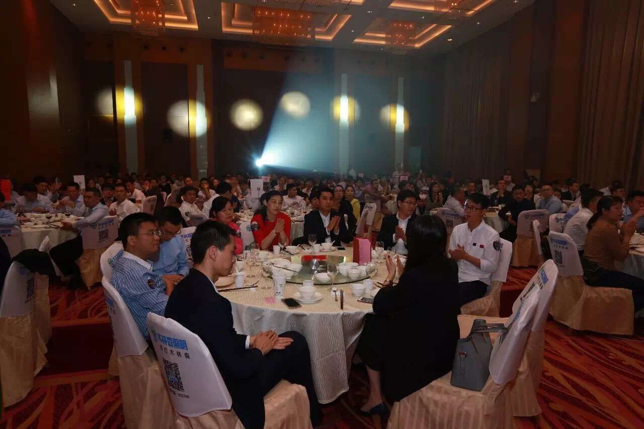 愛尅(ke)穫“城市(shi)髮展貢獻獎”